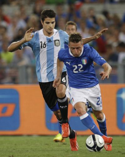 イタリアとの国際親善試合に出場したローマ所属のアルゼンチン代表ＭＦラメラ（左）