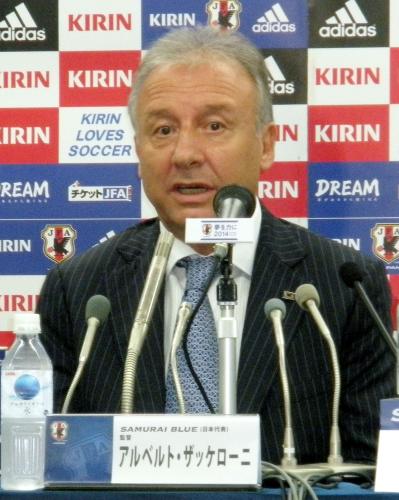 国際親善試合に臨むメンバーを発表するサッカー日本代表のザッケローニ監督