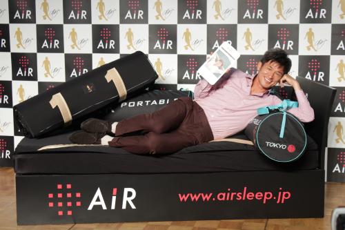 「西川産業」新製品発表会で自らがプロデュースしたマットに寝そべる三浦知良