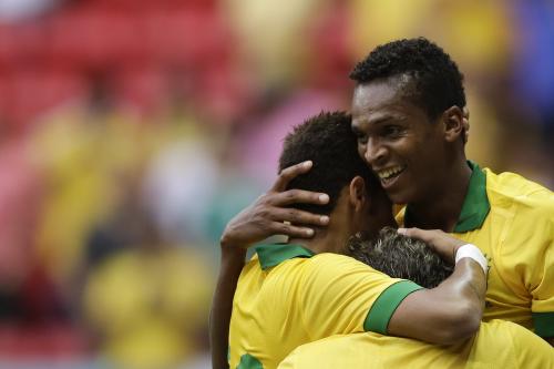 ＜ブラジル・オーストラリア＞ゴールを決めチームメイトから祝福されるブラジル代表ＦＷジョー（右）