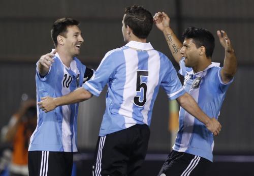 ＜パラグアイ・アルゼンチン＞ゴールを決めアグエロ（右）らチームメイトと喜び合うＦＷメッシ（左）