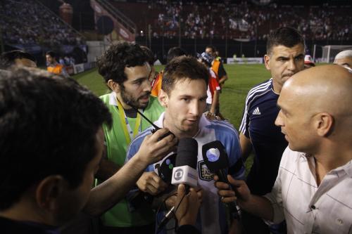 ＜パラグアイ・アルゼンチン＞Ｗ杯出場が決まり、報道陣のインタビューを受けるＦＷメッシ（中央）
