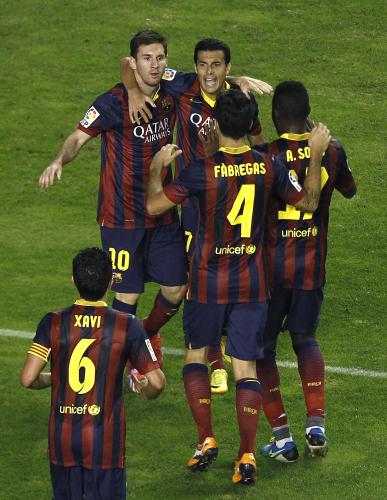 ＜バジェカノ・バルセロナ＞ペドロ（上段右）のゴールを祝福するメッシ（上段左）らバルセロナイレブン
