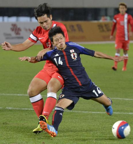 日本―香港　前半、香港選手と競り合う長谷川（右）