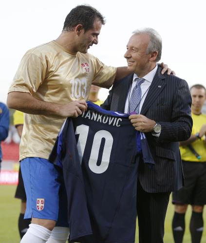 この試合で現役を引退するセルビアのスタンコビッチ（左）に記念のユニホームを手渡すザッケローニ監督