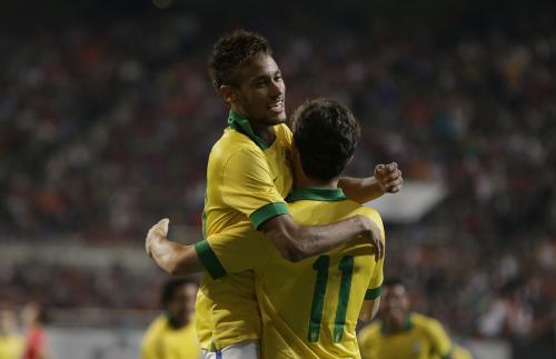 ゴールが決まりＭＦオスカル（１１）と喜ぶブラジル代表ＦＷネイマール