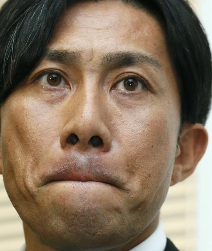 記者会見で厳しい表情を見せる元サッカー日本代表の前園真聖元選手