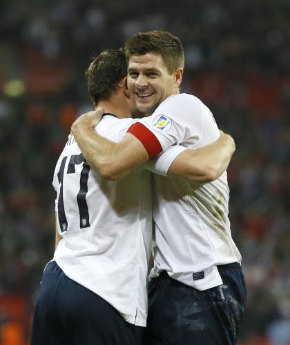 ＜イングランド２―０ポーランド＞Ｗ杯本大会出場が決まり、喜ぶイングランド代表の主将ジェラード（右）