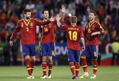＜スペイン２―０グルジア＞Ｗ杯本大会が決まり、喜ぶスペイン代表ＤＦピケ（左）ら選手たち