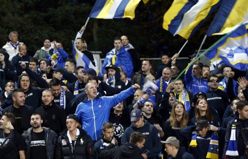 ＜リトアニア０―１ボスニア・ヘルツェゴビナ＞初のW杯出場権を獲得し、喜ぶボスニア・ヘルツェゴビナのサポーター