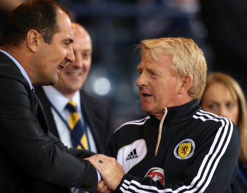 ＜クロアチア０―２スコットランド＞試合前に握手をするクロアチア代表シュティマッツ監督（左）とスコットランド代表ストラカン監督