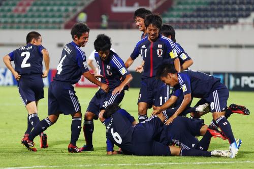 ベネズエラ戦の前半、先制ゴールが決まり喜ぶＵ―１７日本代表イレブン