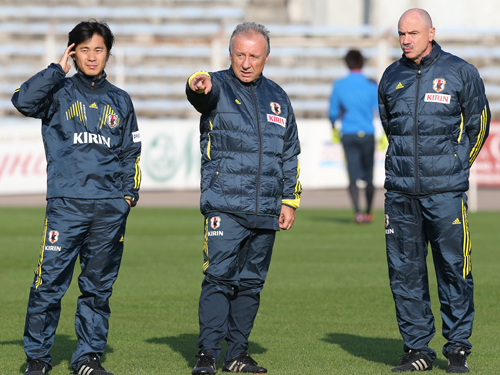 来年のＷ杯で対戦する国に専任スカウトを置くプランが浮上した日本代表を指揮するザッケローニ監督(中央)