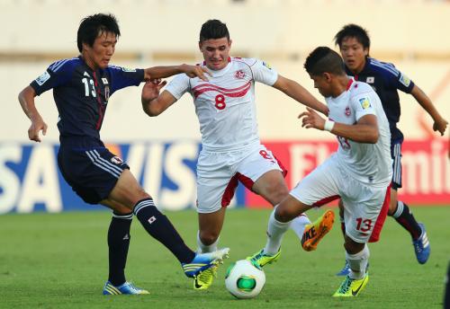 ＜日本―チュニジア＞相手選手と競り合うＵ―１７日本代表の三竿（左）