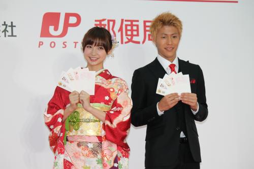 年賀はがきの発売記念イベントに振り袖姿で登場した篠田麻里子（左）とサッカー日本代表の柿谷曜一朗