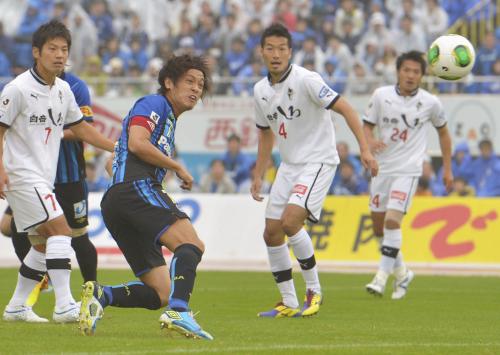 ＜Ｇ大阪・熊本＞前半８分、先制ゴールを決めるＧ大阪・遠藤（左から２人目）