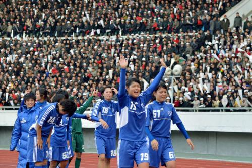 北朝鮮側とサッカーの交流試合を行い、観客の声援に応える日本側の女子選手たち