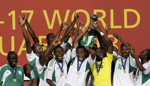 Ｕ―１７Ｗ杯で優勝を飾り喜ぶナイジェリア代表イレブン