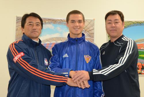 トップチーム昇格が決まった新潟のＤＦ酒井高聖（中央）。左は上野ユース監督、右は神田強化部長