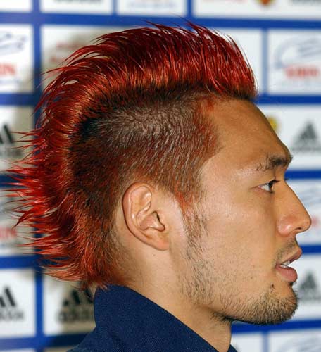 ２００２年６月、トレードマークのヘアースタイルで日本代表の会見に臨んだ戸田