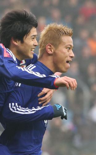 ＜日本・オランダ＞ゴールを決め、内田（左）と喜ぶ本田