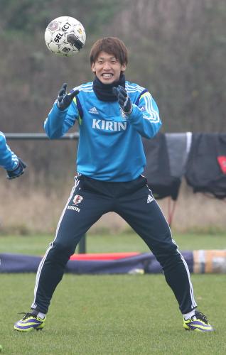 練習で笑顔を見せる日本代表ＦＷ大迫