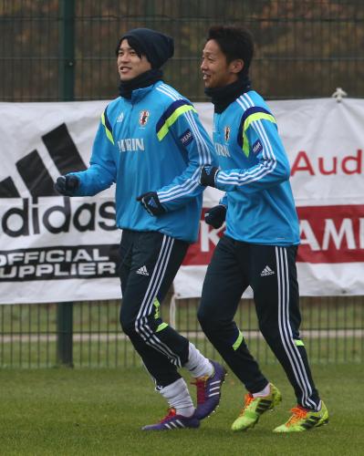 日本代表の練習で笑顔を見せる内田（左）と清武