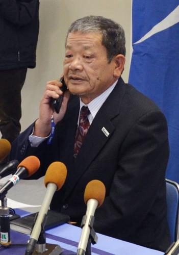 電話でＪリーグ入会を伝えられ、引き締まった顔で答えるカマタマーレ讃岐の熊野実社長