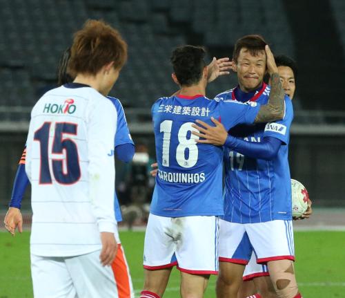 延長前半、ゴールをきめた横浜・藤田（右）はイレブンとともに喜ぶ