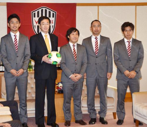 神戸市役所を訪問、久元喜造神戸市長（左から２人目）と記念写真に納まる安達亮監督（右から２人目）と小川慶治朗選手（右端）ら神戸の選手