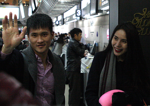 新千歳空港で手を振るレ・コン・ビンと妻で歌手のトゥイ・ティエンさん