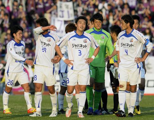 京都と引き分けＪ１昇格プレーオフ決勝進出を逃し、肩を落とす長崎の選手たち