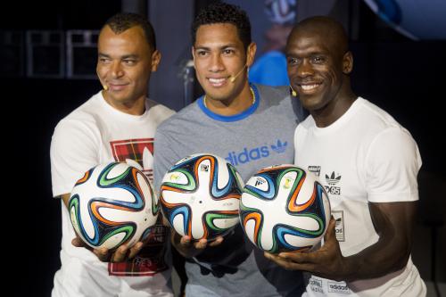 Ｗ杯ブラジル大会の公式球「ブラズーカ」を持つ左からカフー氏、エルナネス、シードルフ