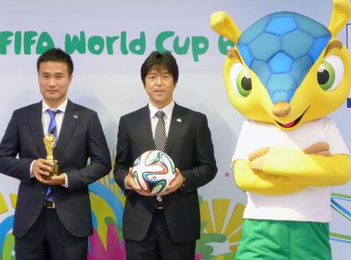 Ｗ杯ブラジル大会オフィシャルストアの開店イベントに参加した日本代表の今野泰幸（左）と公式球を手にする名波浩氏