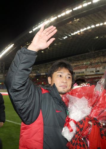 ＜浦和・Ｃ大阪＞試合後のセレモニーで浦和・山田暢は、サポーターに手を振る