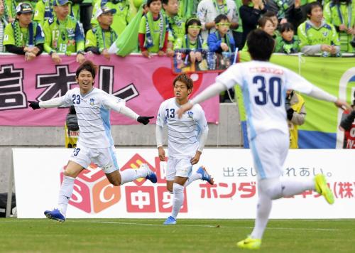鳥取―カマタマーレ讃岐　前半20分、先制ゴールを決め喜ぶカマタマーレ讃岐・高橋（左）