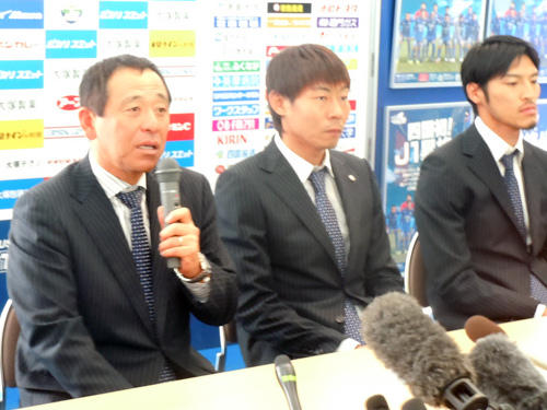 歓迎セレモニー後、記者会見を開く徳島の（左から）小林監督、斉藤、千代反田