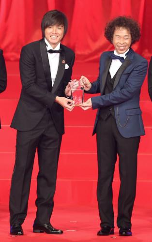 来場者の投票で今季Ｊ２で最も活躍した選手に選ばれたＧ大阪・遠藤保仁（左）