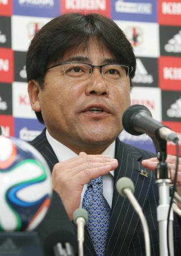 リオ五輪を目指すサッカー男子の日本代表監督に就任し、記者会見する手倉森誠監督
