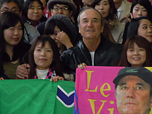今季限りで退任するＣ大阪のクルピ監督は、関西空港で見送りのサポーターに囲まれて記念写真を撮影