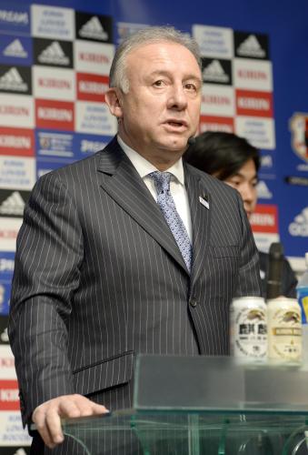来年の試合日程を発表するサッカー日本代表のザッケローニ監督