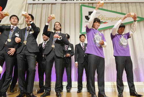 優勝祝賀会で乾杯するＪ１広島の（右から）森保一監督、佐藤寿人選手ら