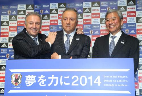 ＪＦＡハウスに飾られる自分のリアルマネキンの肩を抱くザッケローニ監督（左）との日本サッカー協会の大仁会長