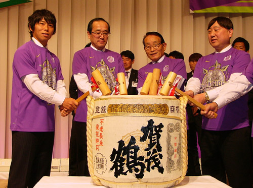 優勝祝賀会で鏡抜きをする（左から）広島・佐藤、松井広島市長ら