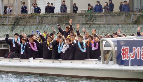 Ｊ１昇格が決まり、水上パレードをする徳島ヴォルティスの選手たち＝14日、徳島市