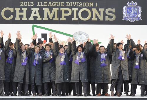 Ｊ１の優勝報告会で、Ｊリーグ杯の銀皿を掲げる佐藤寿人選手と広島イレブン