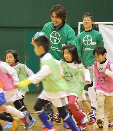 大阪市内で行われたサッカー教室で小学生らと触れ合うサッカー日本代表ＭＦ細貝萌（左）