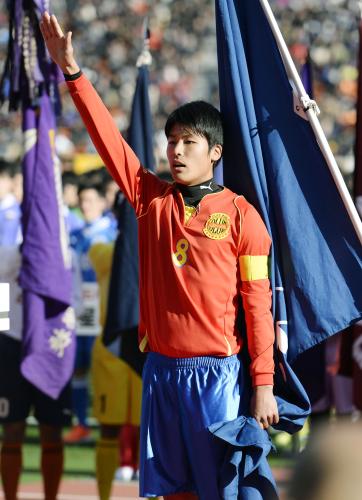 第92回全国高校サッカー選手権の開会式で選手宣誓する神戸弘陵の湯川主将