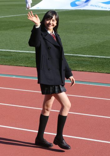 こちらも注目？高校サッカー選手権開会式で手を振る９代目応援マネジャーの松井愛莉