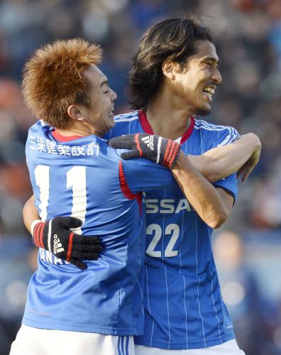 ＜横浜・広島＞前半、２点目のゴールを決め、斎藤（左）と抱き合って喜ぶ横浜・中沢